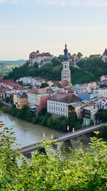 Schöner Panoramablick auf die weltlängste Burg mit Altstadt
