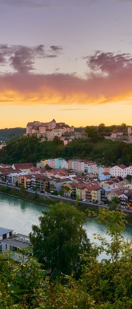 Bildmächtiger Panoramablick auf die weltlängste Burg und die denkmalgeschützte Altstadt