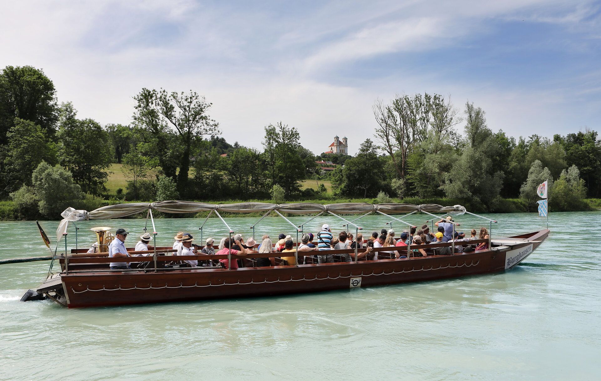 Plättenfahrt auf der Salzach mit Wallfahrtskirche Marienberg