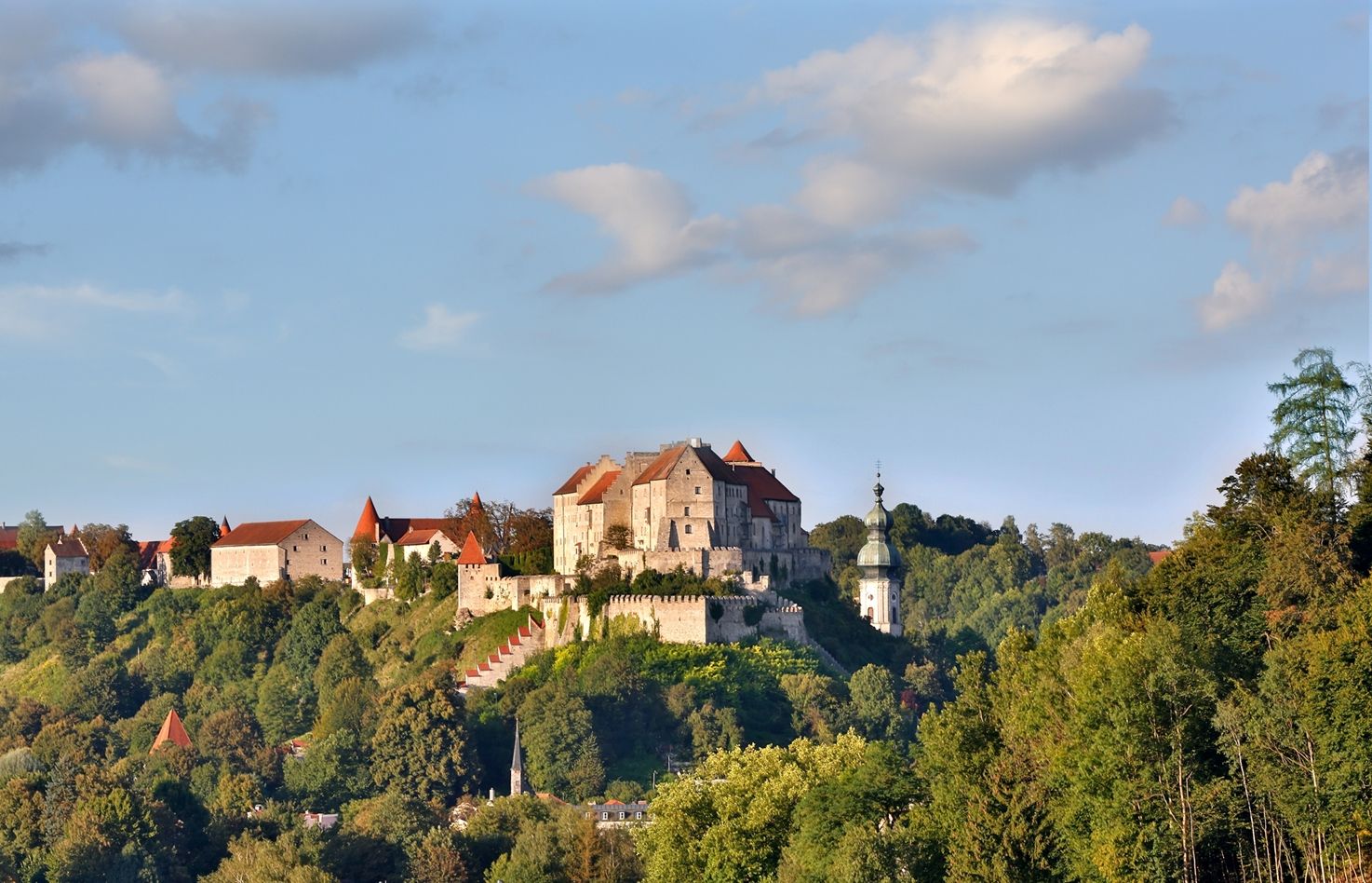 Burg Burghausen frontal mit blauem Himmel