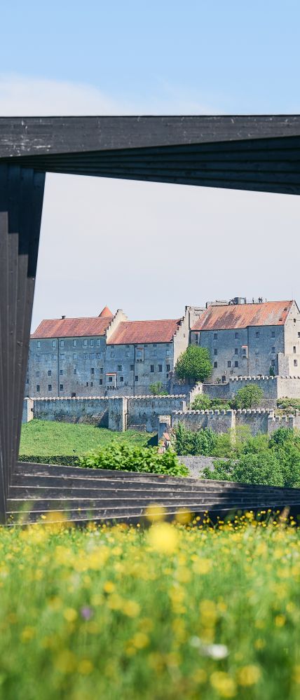 Blick auf die Hauptburg durch einen überdimensionalen Bilderrahmen aus Holz
