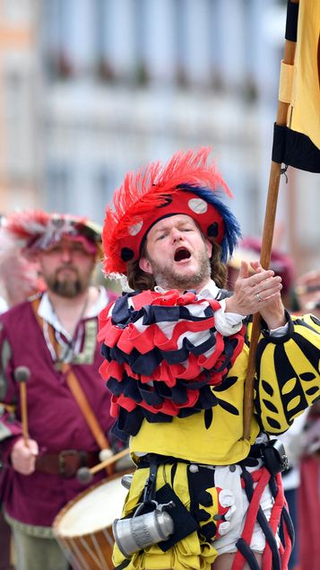 Historisches Burgfest auf der weltlängsten Burg
