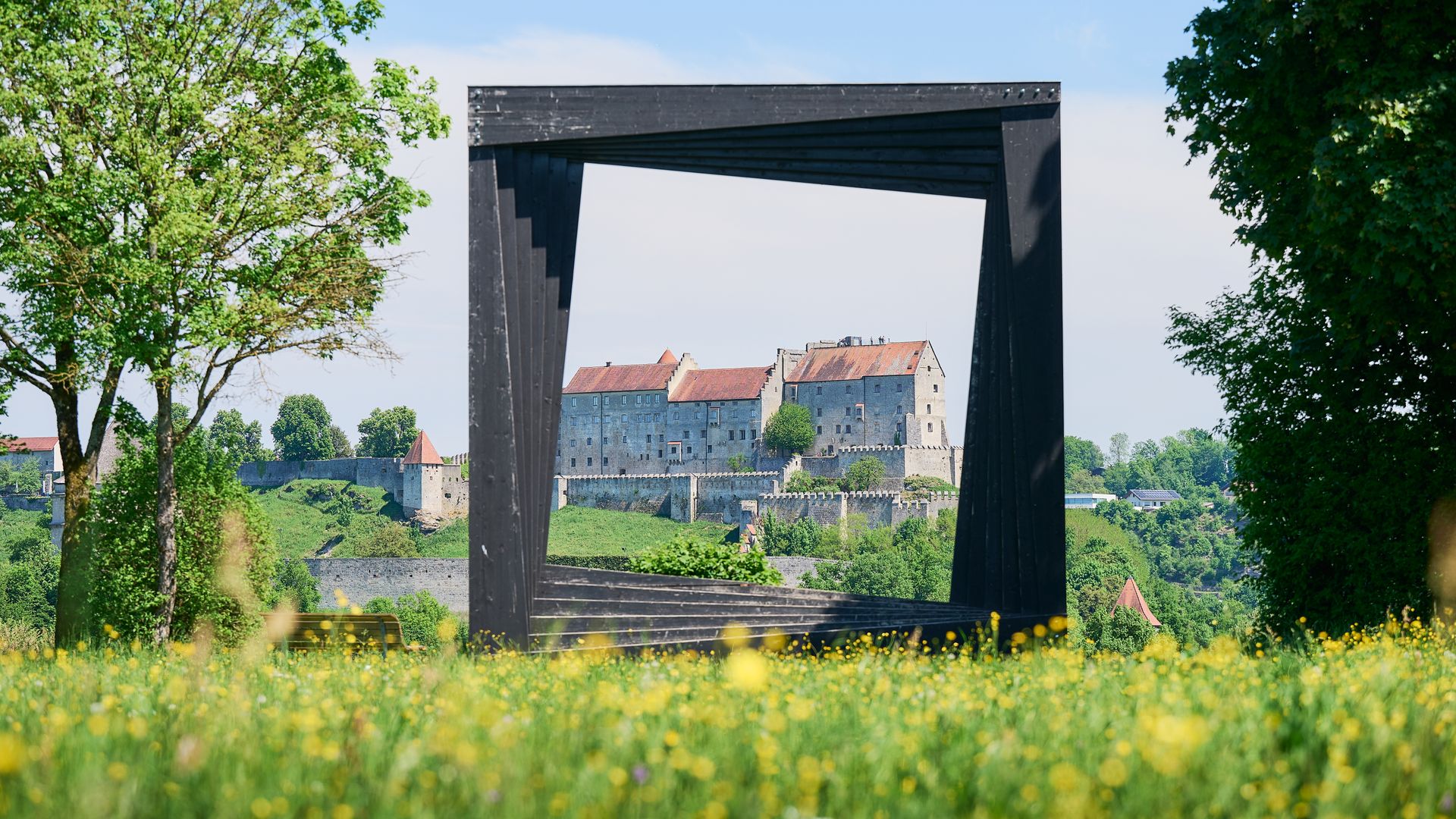 Blick auf die Hauptburg durch einen überdimensionalen Bilderrahmen aus Holz