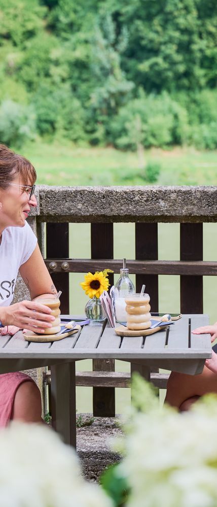 Entspannter Austausch im Altstadtcafe Burghausen.