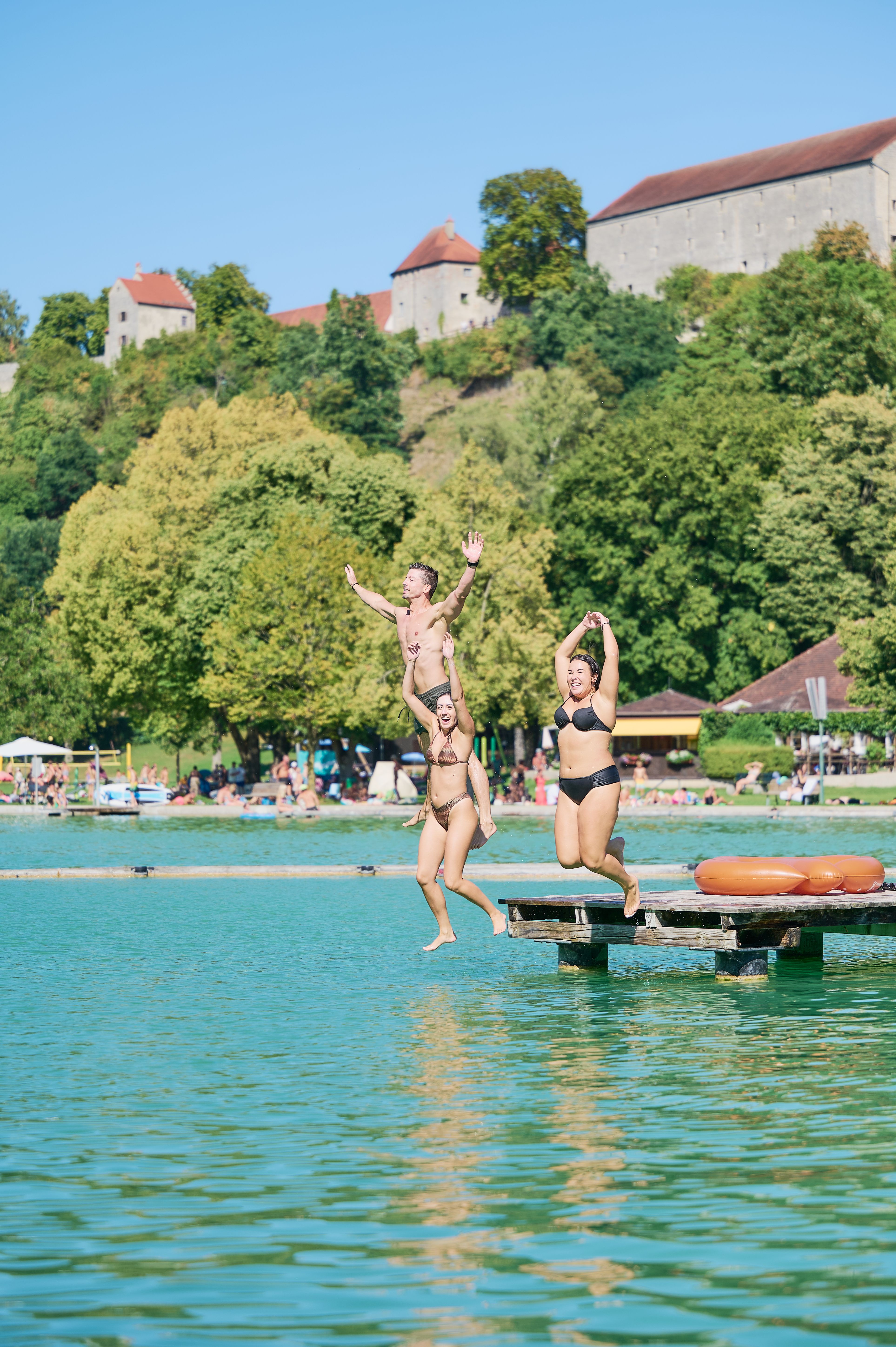 Badespaß im Wöhrsee vor der weltlängsten Burg Burghausen. 