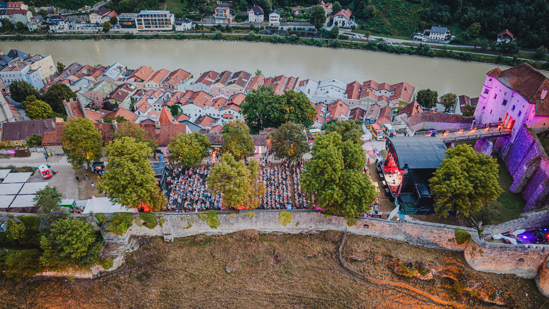 Konzertsommer auf der weltlängsten Burg - Blick auf den Waffenplatz. 