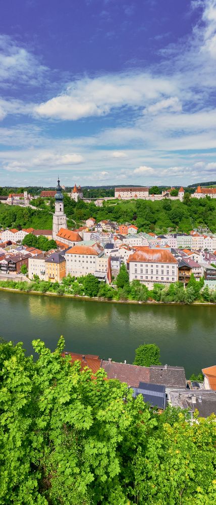 Panoramablick auf die weltlängste Burg und die denkmalgeschützte Altstadt