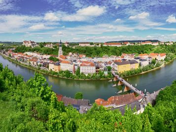 Panoramablick auf die weltlängste Burg und die denkmalgeschützte Altstadt