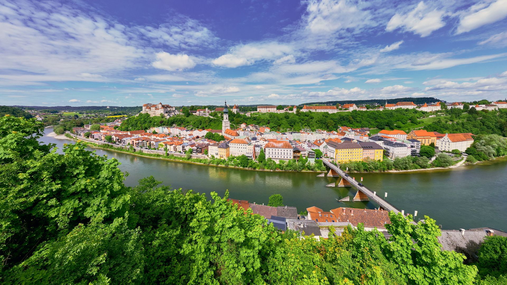 Panoramablick auf die weltlängste Burg und die denkmalgeschützte Altstadt