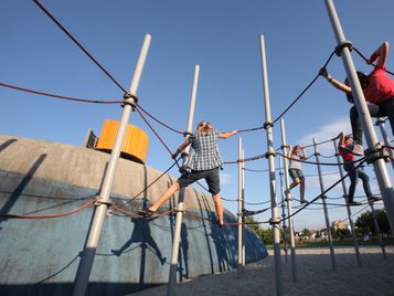 Im Spielgebirge im Stadtpark gibt es viele Klettermöglichkeiten. 