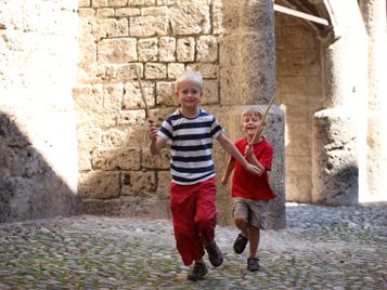 Innenhof Hauptburg spielende Kinder Burg Burghausen
