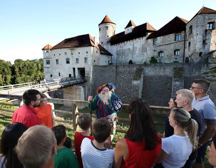 Burgführung in historischen Gewändern