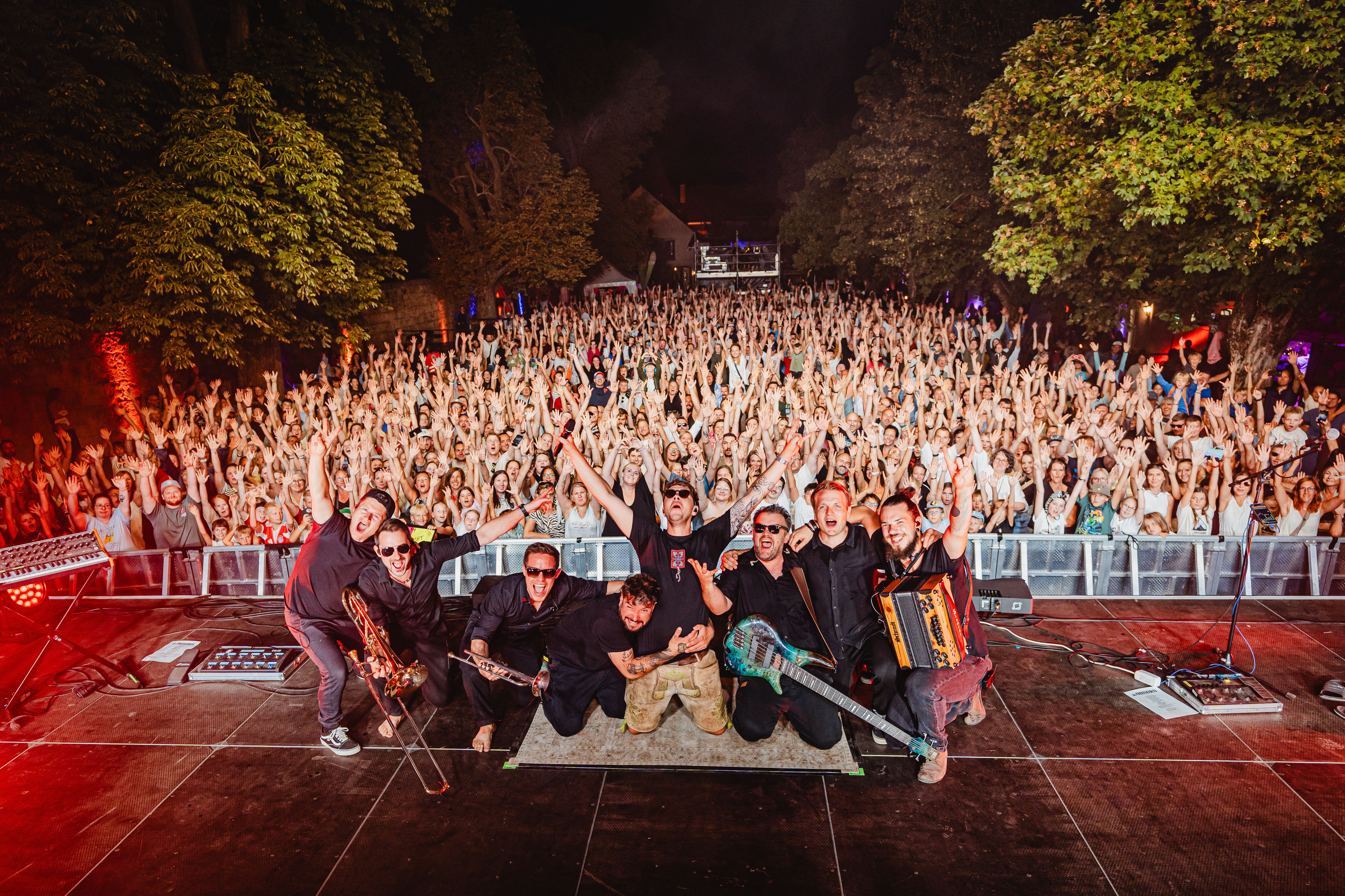 Konzertsommer auf der weltlängsten Burg - Oimara und Band vor Publikum. 