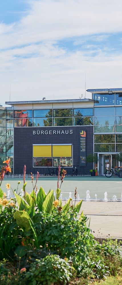 Bürgerhaus Vorplatz als beliebter Treffpunkt in der Burghauser Neustadt