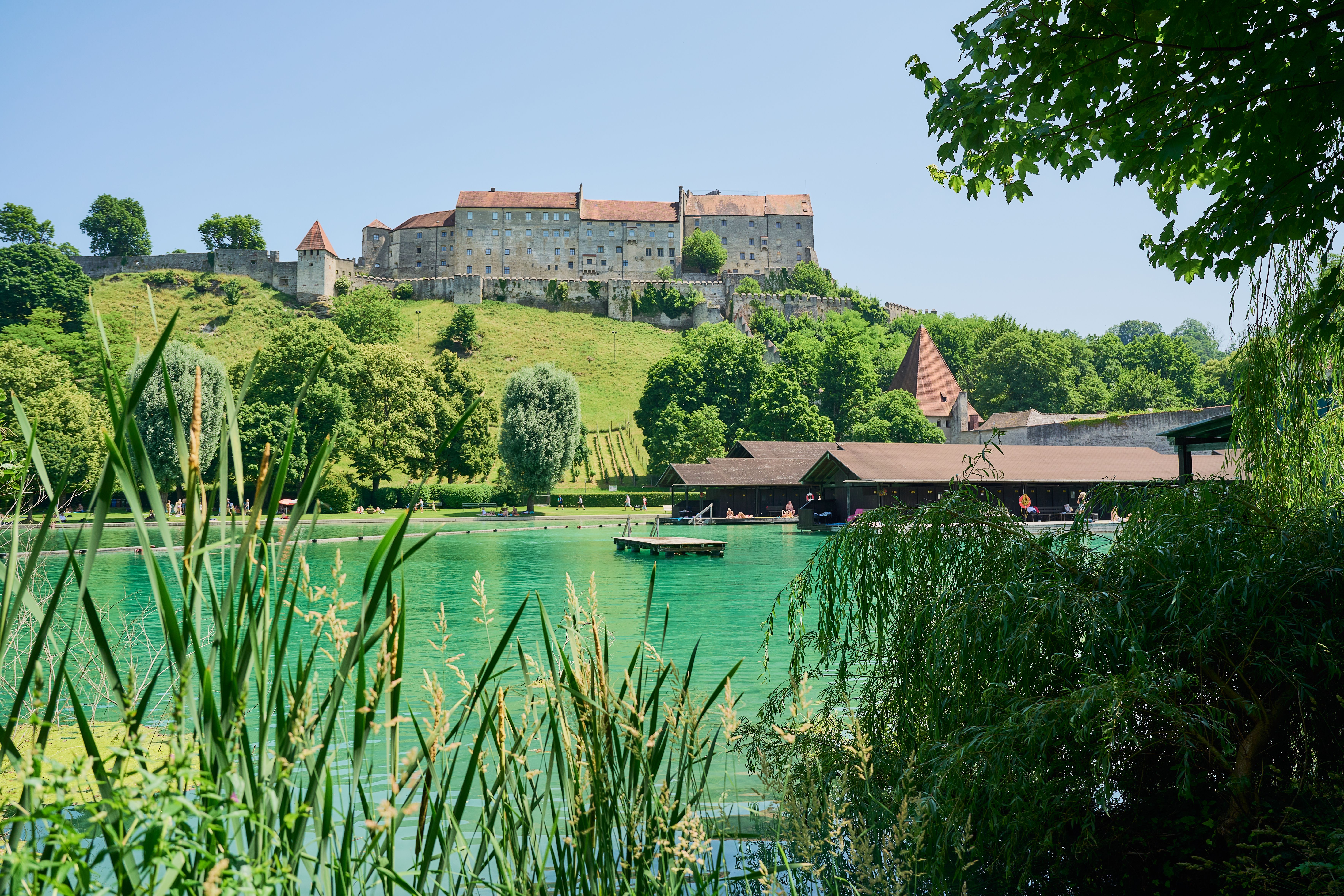 Blick auf den malerischen Wöhrsee in Burghausen. 