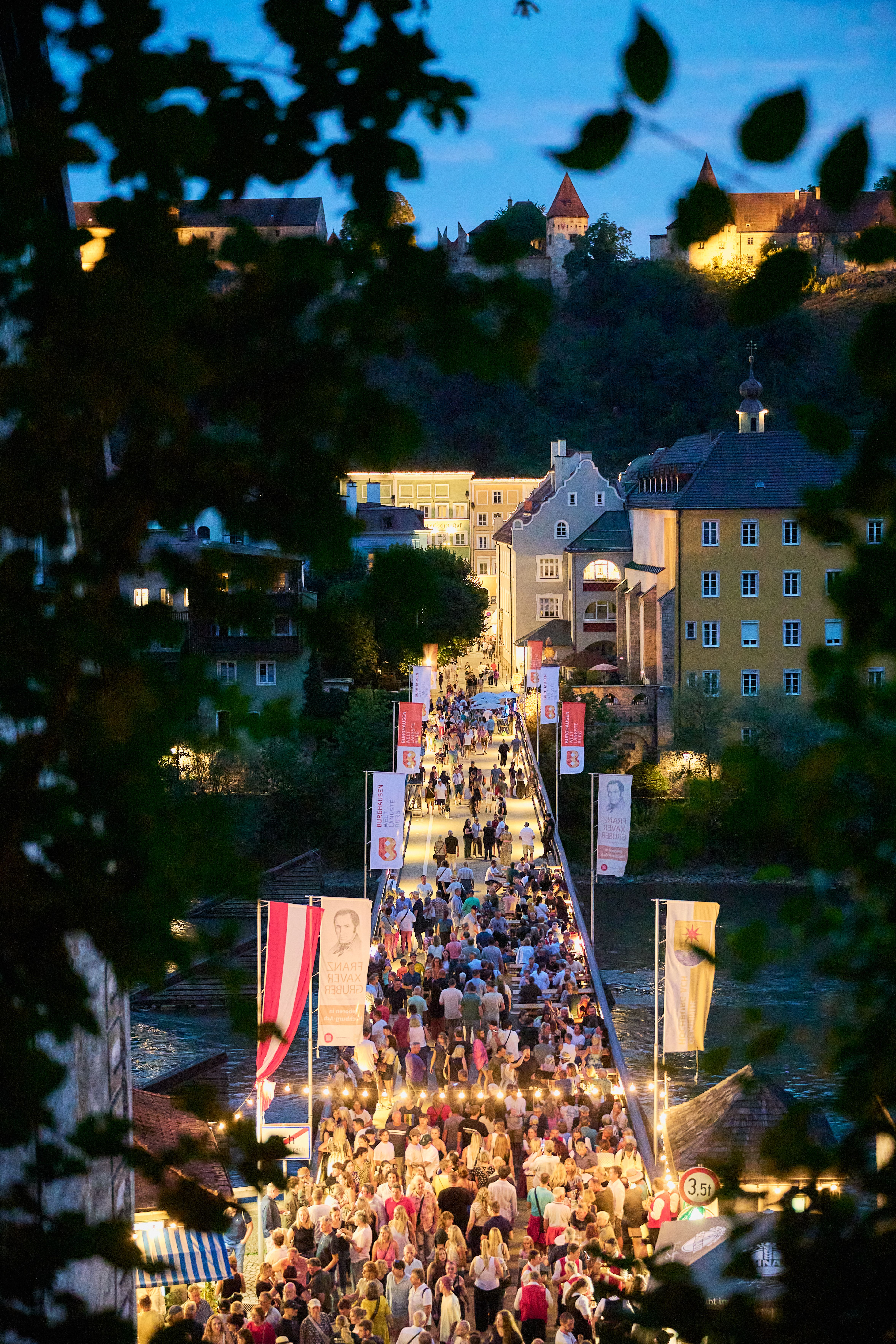 Beste Stimmung herrscht beim grenzüberschreitenden Brückenfest in Burghausen.