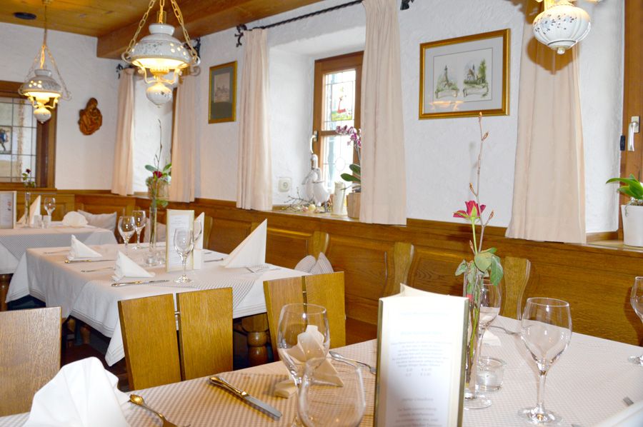 Eingedeckte Tische im Gasthaus Bonimeier. 