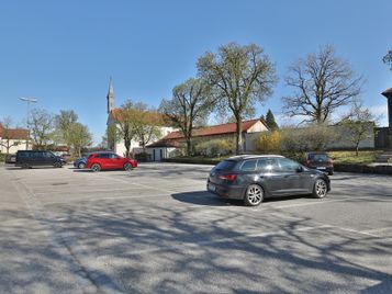 Der Curaplatz liegt direkt am Eingang der Burg.