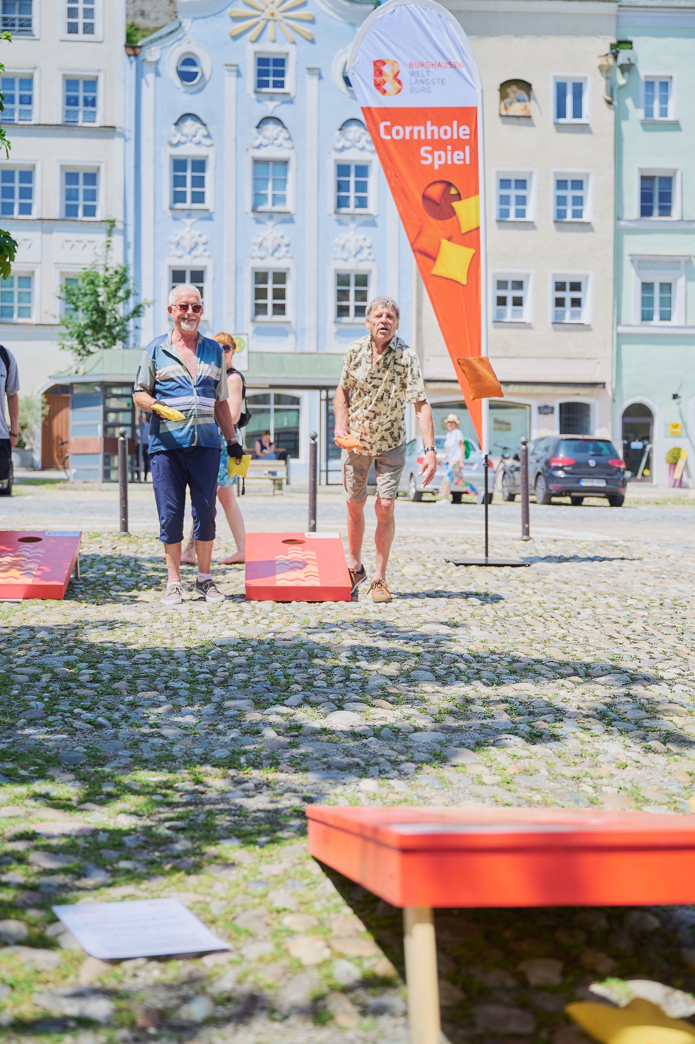 Cornhole werfen am Stadtplatz