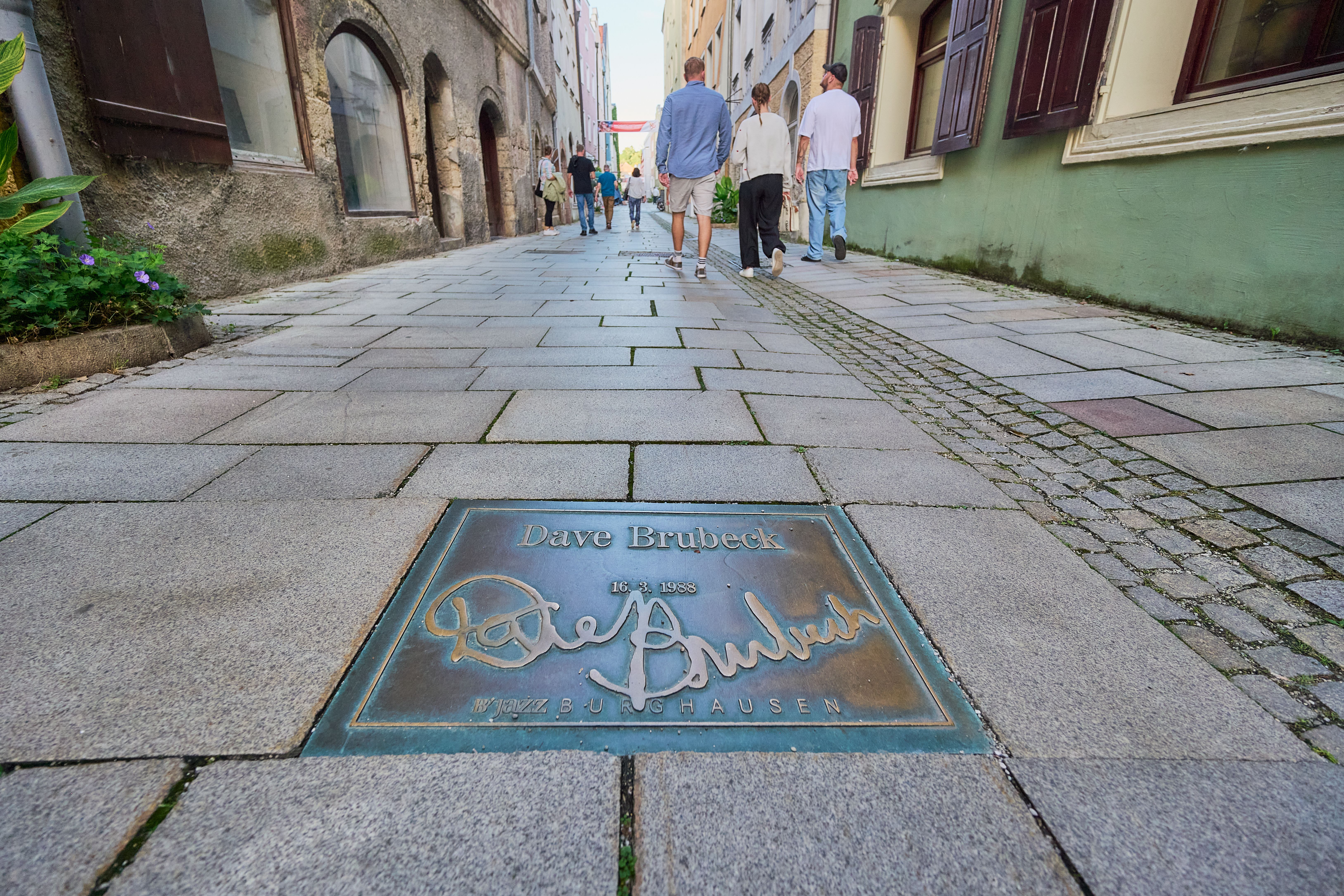 Street of Fame in den Grüben in der Burghauser Altstadt. 