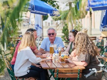 Beste Biergartenstimmung beim Brückenwirt Augustiner in Burghausen.